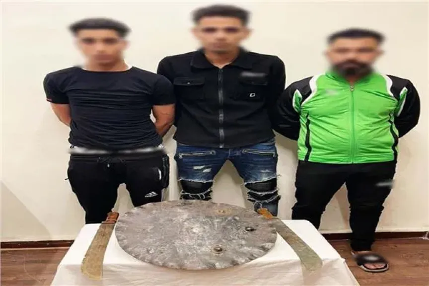 المتهمين وامامهم السلاح المستخدم