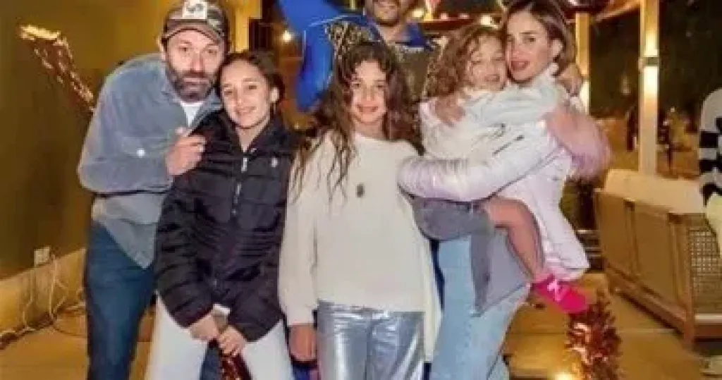 الفنان كريم محمود عبد العزيز وزوجته وبناته
