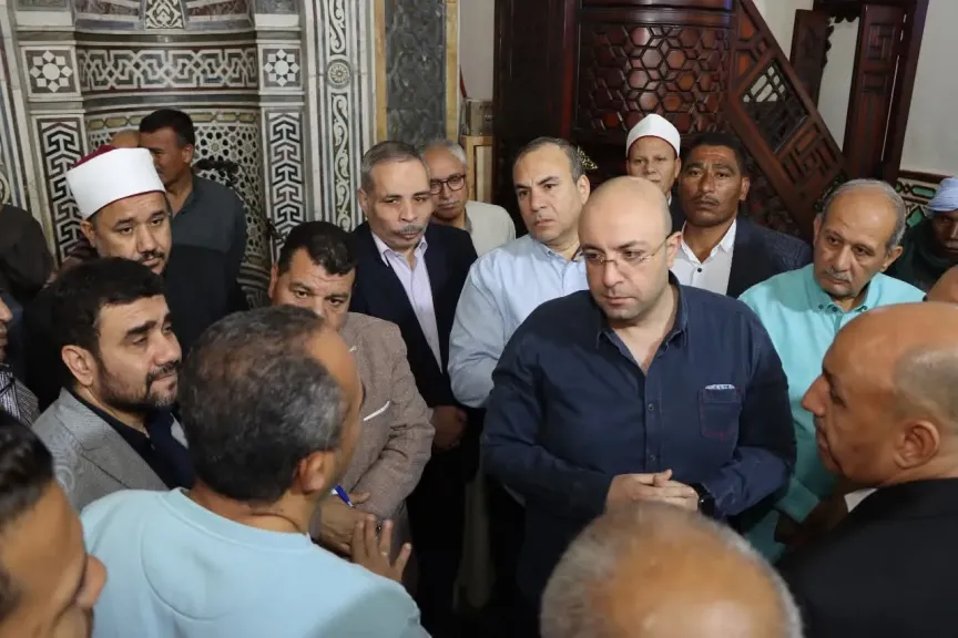 محافظ بني سويف مع المواطنين