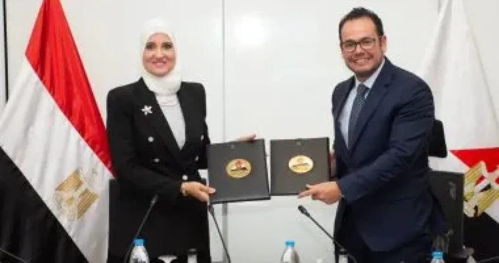 جانب من التوقيع