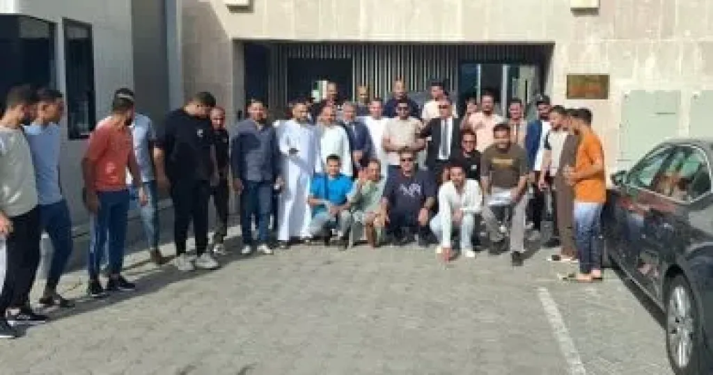 المصريون فى الإمارات أمام مقر القنصلية المصرية