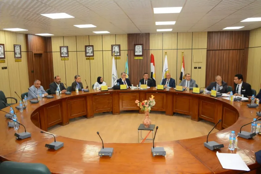 اثناء الاجتماع كليه حقوق 