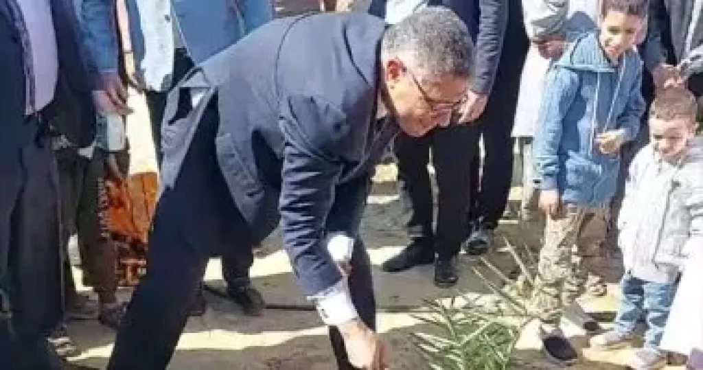 وزير الزراعة ومحافظ الجيزة يزرعان نخلة فى انطلاق مهرجان التمور