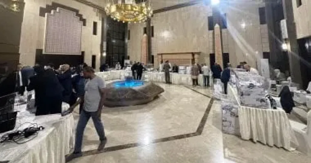 فرز أصوات الناخبين بانتخابات مجلس النواب بمقر السفارة المصرية فى الرياض