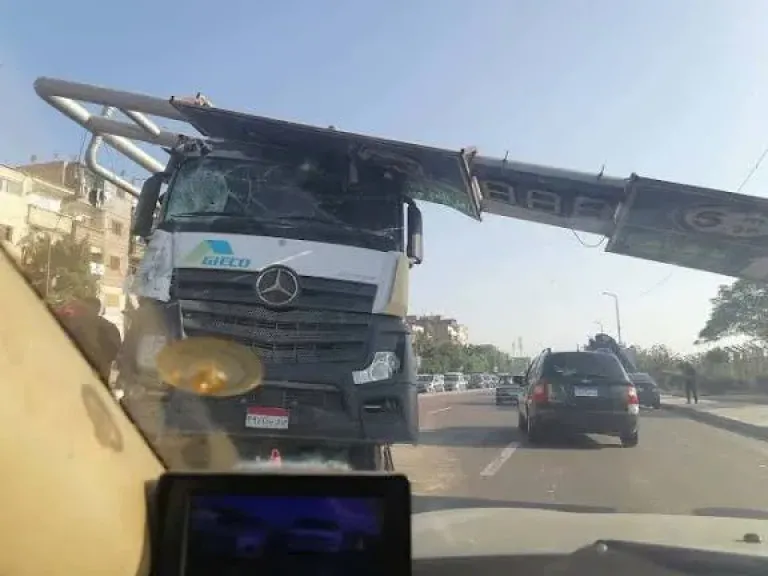 سقوط لافتة علي تريلا