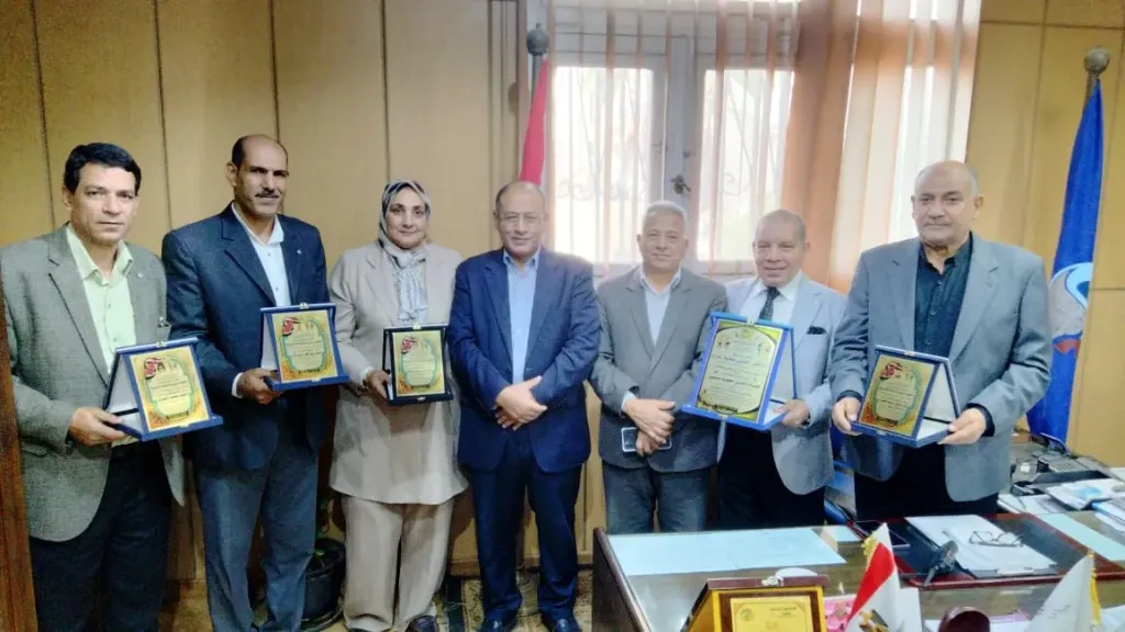 تكريم موظفي زراعة البحيرة 