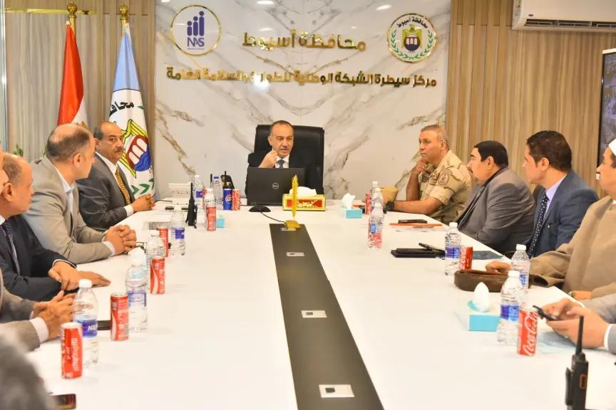 محافظ أسيوط اثناء غرفة عمليات 