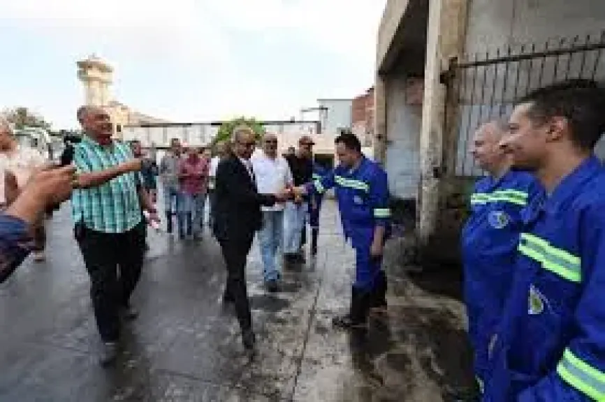 رئيس الصرف الصحى بالاسكندريه يتفقد ورش محرم بك