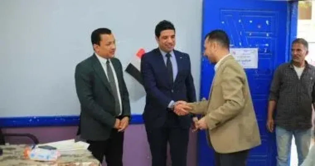 نائب محافظ سوهاج خلال تفقد اللجان الانتخابية