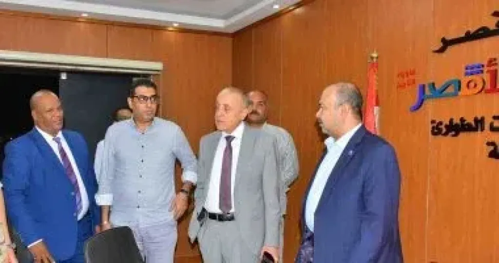 محافظ الأقصر يتفقد غرفة العمليات بالشبكة الوطنية