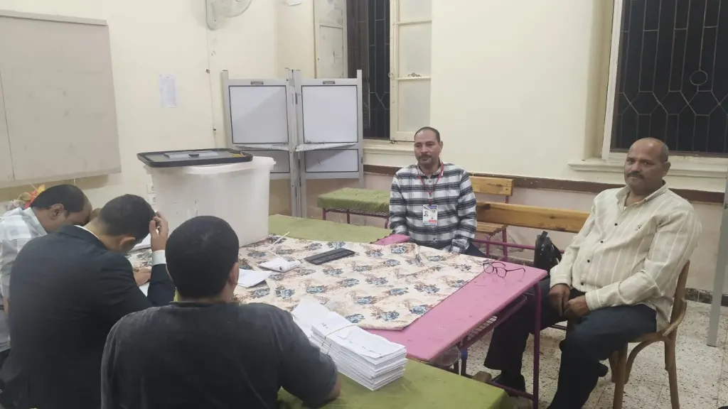 اثناء فرز الاصوات داخل اللجنه 