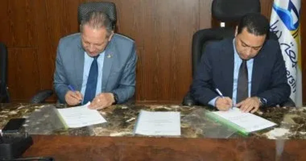 جانب من التوقيع 