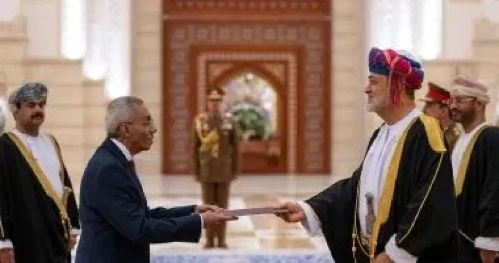 سفير مصر يقدم أوراق اعتماده إلى سلطان عُمان