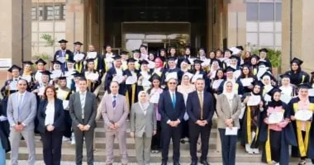 الدكتور عمرو عثمان مع الخريجين