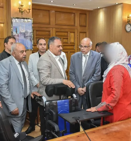 محافظ الشرقية يسلم أجهزة طبية للمستحقين 