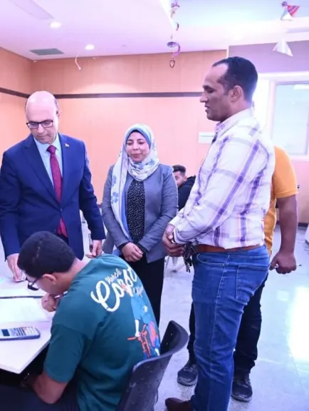 رئيس جامعة اثناء تفقد 