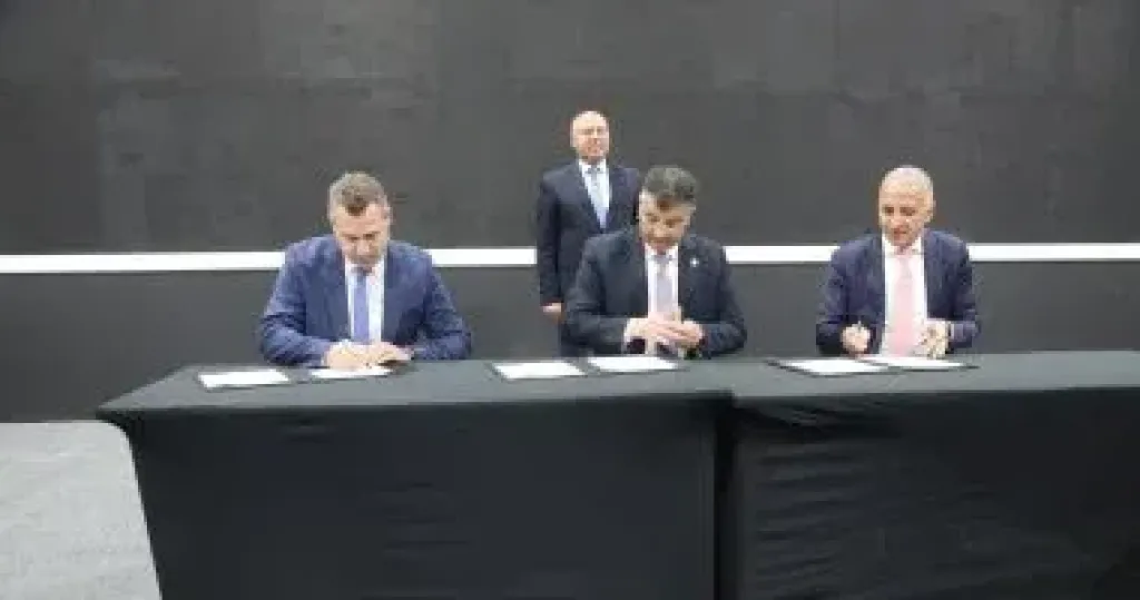 جانب من التوقيع 