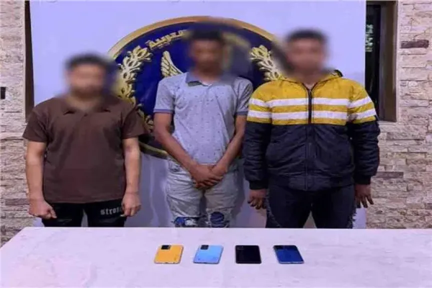 المتهمون أمامهم المضبوطات