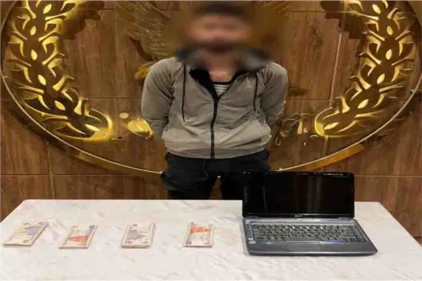 المتهمين امامهم المضبوطات