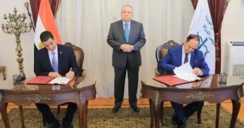 جانب من التوقيع 