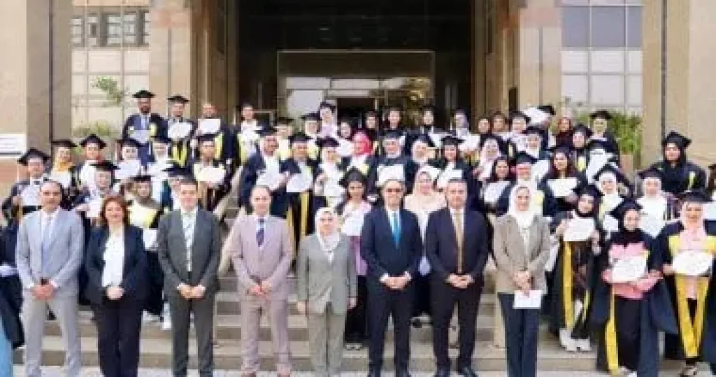 الدكتور عمرو عثمان والكاتب الصحفى مدحت وهبه والدكتورة نجلاء فتحى مع الخريجين