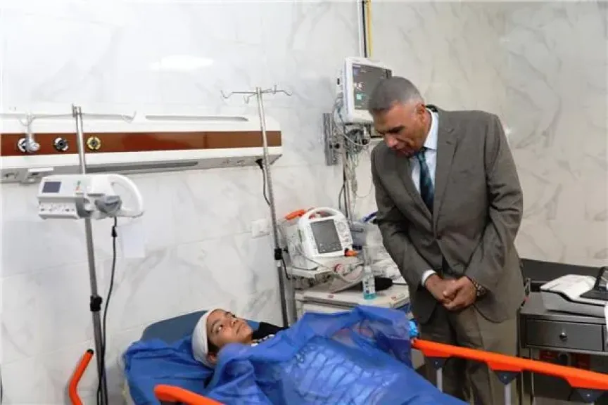 محافظ أسوان يطمئن على حالة الطالبة المصابة