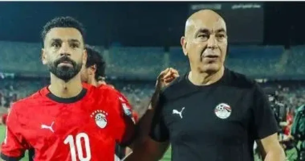 حسام حسن المدير الفنى للمنتخب ومحمد صلاح نجم المنتخب الوطنى
