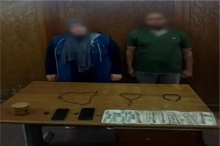 المتهمين امامهم المضبوطات
