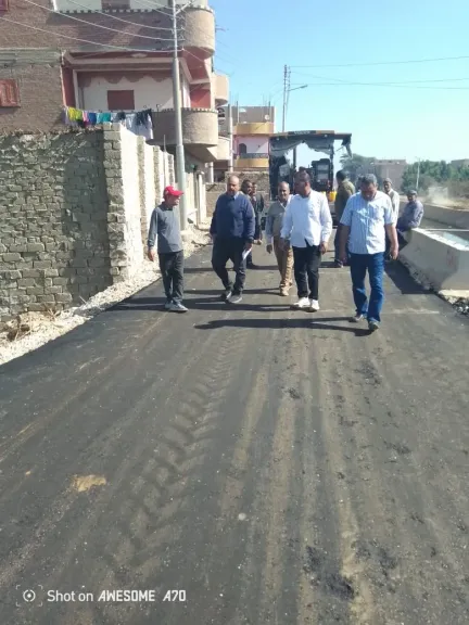 محافظ أثناء رصف طريق 