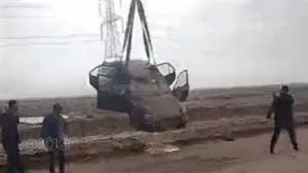 سيارة داخل بركة في مطروح