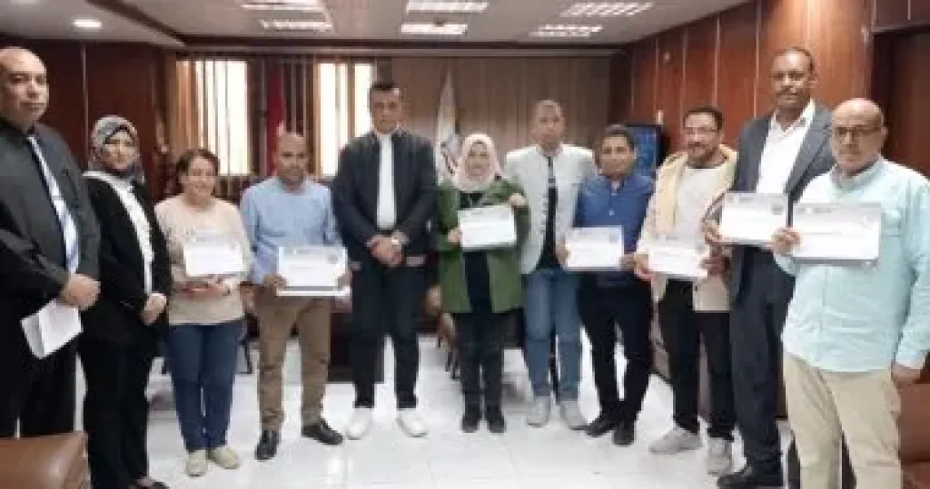 منح طلاب ومعلمين بسوهاج شهادة البرنامج الدولى لعلوم الحاسب الآلى
