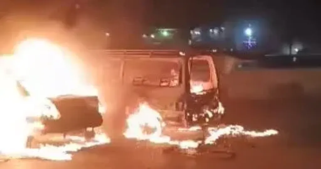 نشوب حريق بسيارة محملة بالكرتون