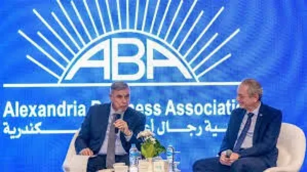 محافظ الاسكندريه يستعرض جهود حل المشكلات بالقطاعات الخدميه