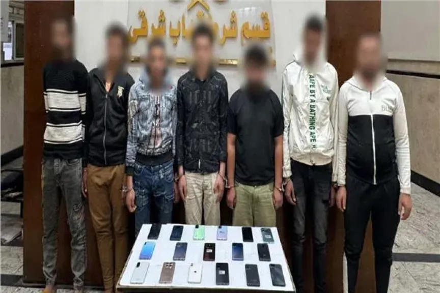 المتهمين وامامهم المضبوطات