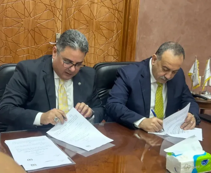 محافظ أسيوط يوقع بروتوكول 