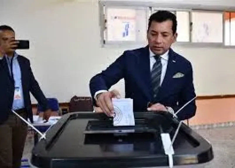 وزير الرياضة يدلى بصوته فى الانتخابات