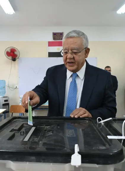 رئيس التواب خلال الإدلاء بصوته 