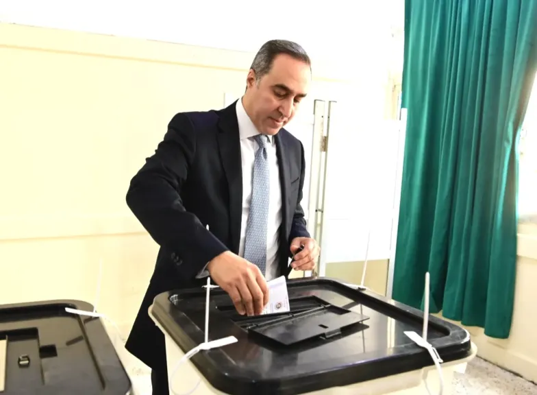 امين المجلس خلال الإدلاء بصوته 
