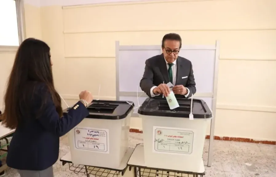 الوزير خلال التصويت 