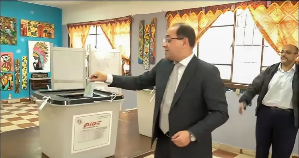 الوزير خلال التصويت 