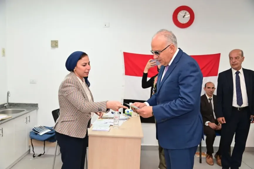 الوزير خلال التصويت 