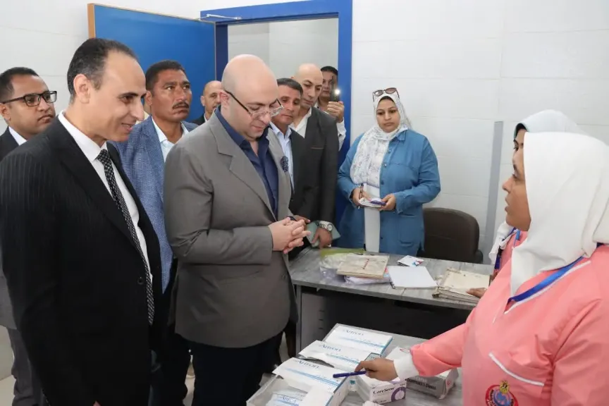 محافظ بني سويف يطمئن على صحة رضيعة مصابة