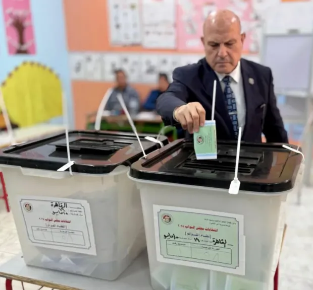 رئيس هيئة النيابة الإدارية يُدلي بصوته