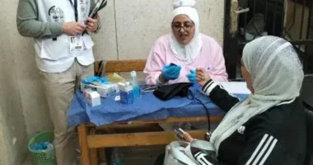 فحص طبي سريع ومجاني ضمن الخدمات المقدمة للناخبين داخل اللجان