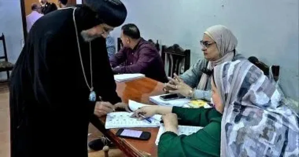 الأنبا إرميا يدلي بصوته بانتخابات النواب