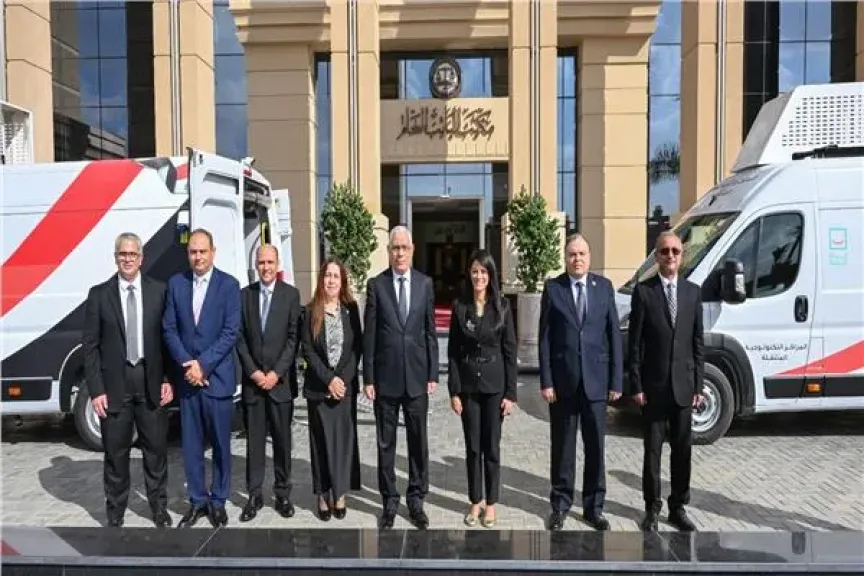 النيابة العامة تُسلم وزارة التخطيط مركباتٍ ذكية لتقديم خدماتها الرقمية للمواطنين
