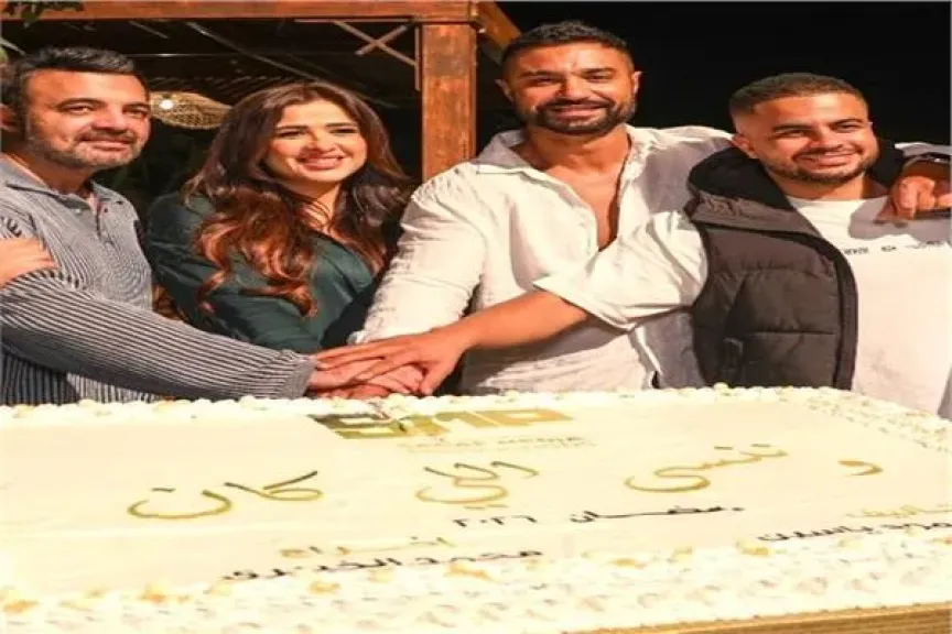 ياسمين عبد العزيز رفقة ابطال مسلسل وننسى اللي كان