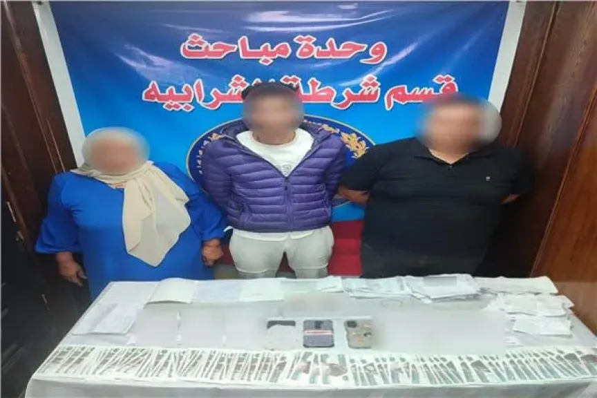 المتهمون وأمامهم المضبوطات