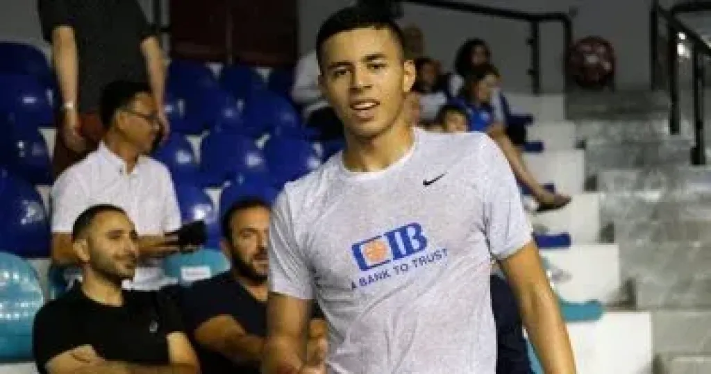 مصطفى السرتي لاعب الاسكواش