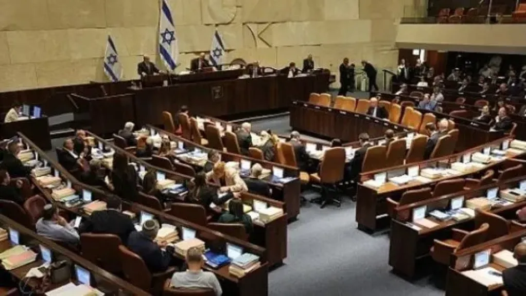 الكنيست يصادق على السماح للمستوطنين بشراء أراض بالضفة 